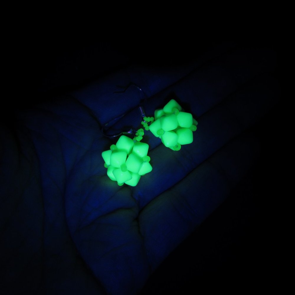 Uranium glass beaded bead earrings - Picture 7 of 16